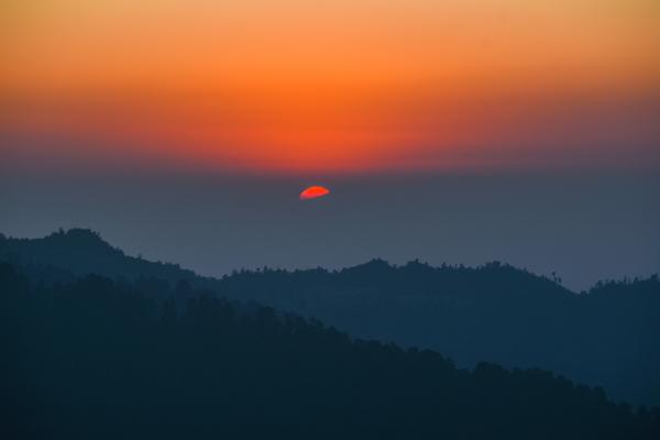 शैलुङको मिनी ग्रेटवालबाट सुर्यास्त नियाल्दा 